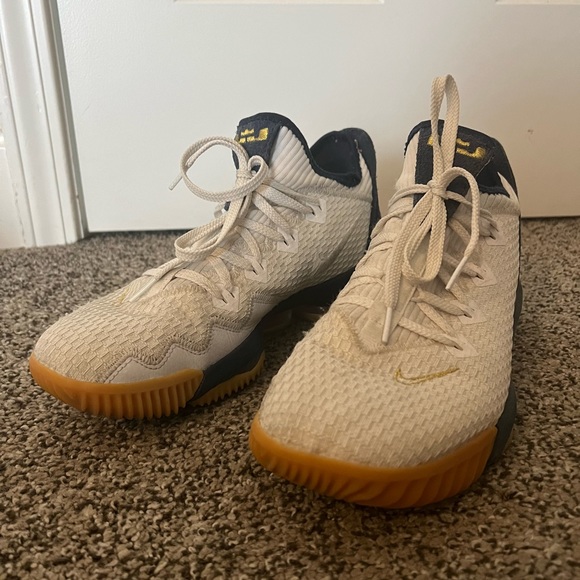 Nike LeBron 16 Low - Picture 3 of 7